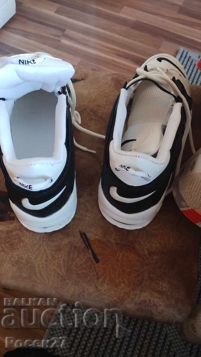 Livrarea Adidași Nike mărimea 43 Livrarea Adidași Nike mărimea 43