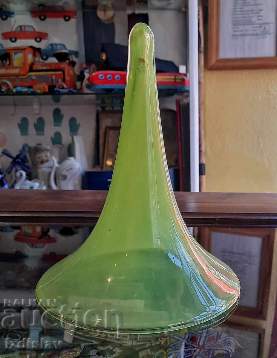 Sticlă frumoasă de culoare verde pal cu preț € 50.00 | 97.79 BGN