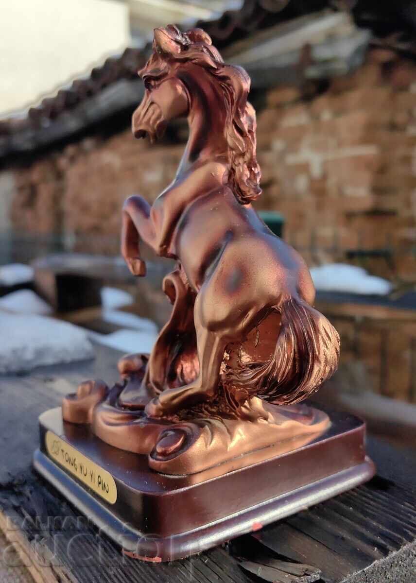 STATUETĂ FIGURĂ PLASTIC MATERIAL NECUNOSCUT cu preț € 5.00 | 9.78 BGN STATUETĂ FIGURĂ PLASTIC MATERIAL NECUNOSCUT cu preț € 5.00 | 9.78 BGN