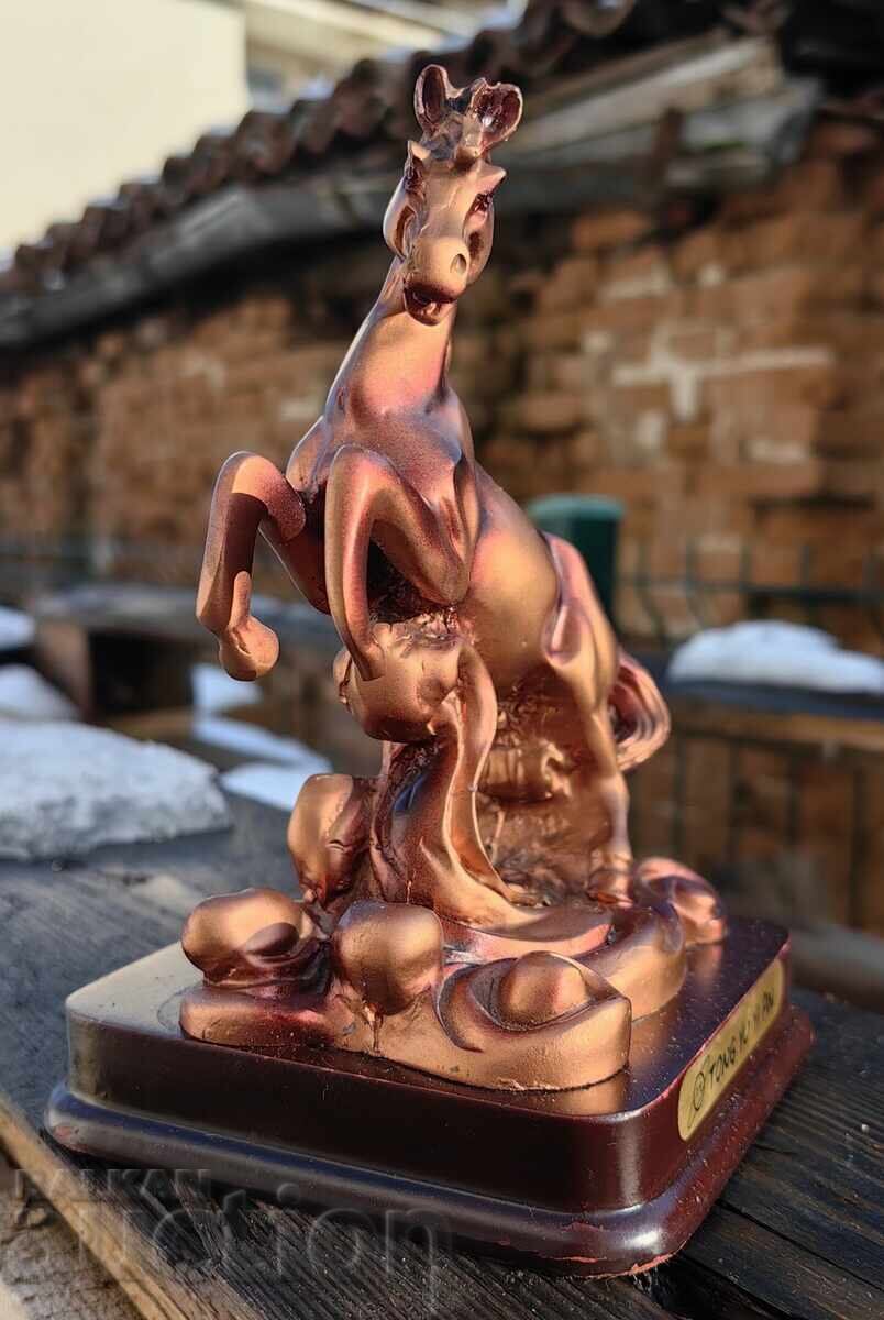Livrarea STATUETĂ FIGURĂ PLASTIC MATERIAL NECUNOSCUT Livrarea STATUETĂ FIGURĂ PLASTIC MATERIAL NECUNOSCUT