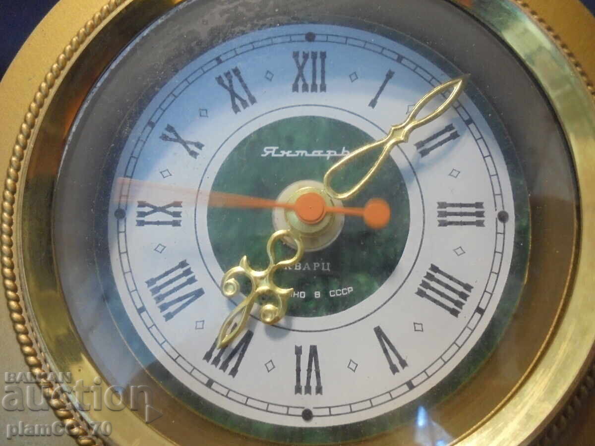 Licitație Nr. 8654 Ceas de masă vechi „Yantar“ Licitație Nr. 8654 Ceas de masă vechi „Yantar“