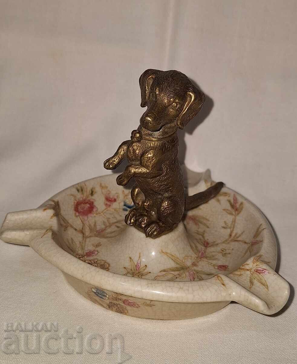 Cenușier vintage din porțelan cu figurină din bronz în formă de teckel cu preț € 45.00 | 88.01 BGN