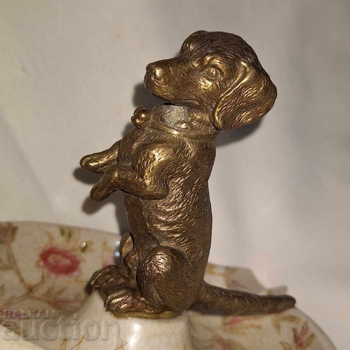 Licitație Cenușier vintage din porțelan cu figurină din bronz în formă de teckel