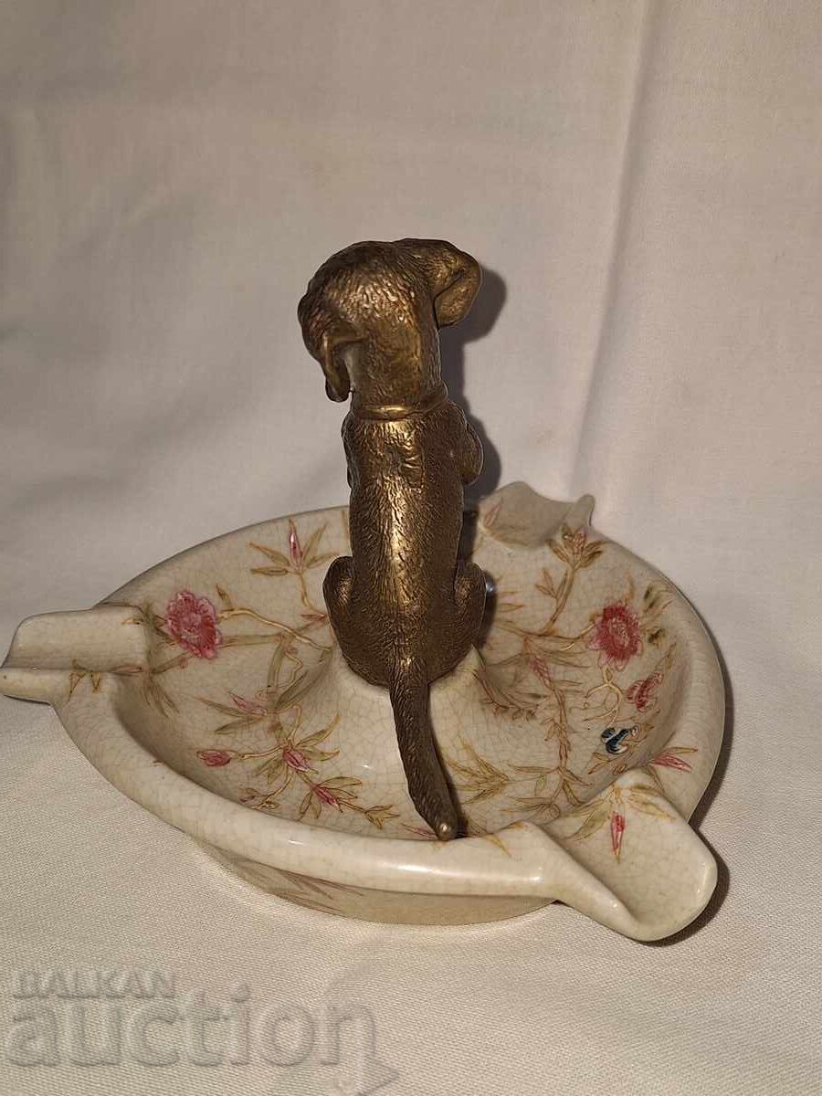 Livrarea Cenușier vintage din porțelan cu figurină din bronz în formă de teckel