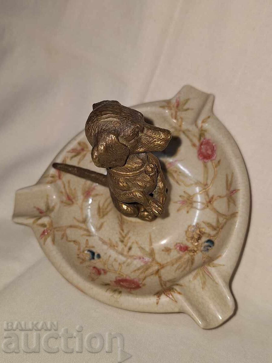 Cenușier vintage din porțelan cu figurină din bronz în formă de teckel - 6