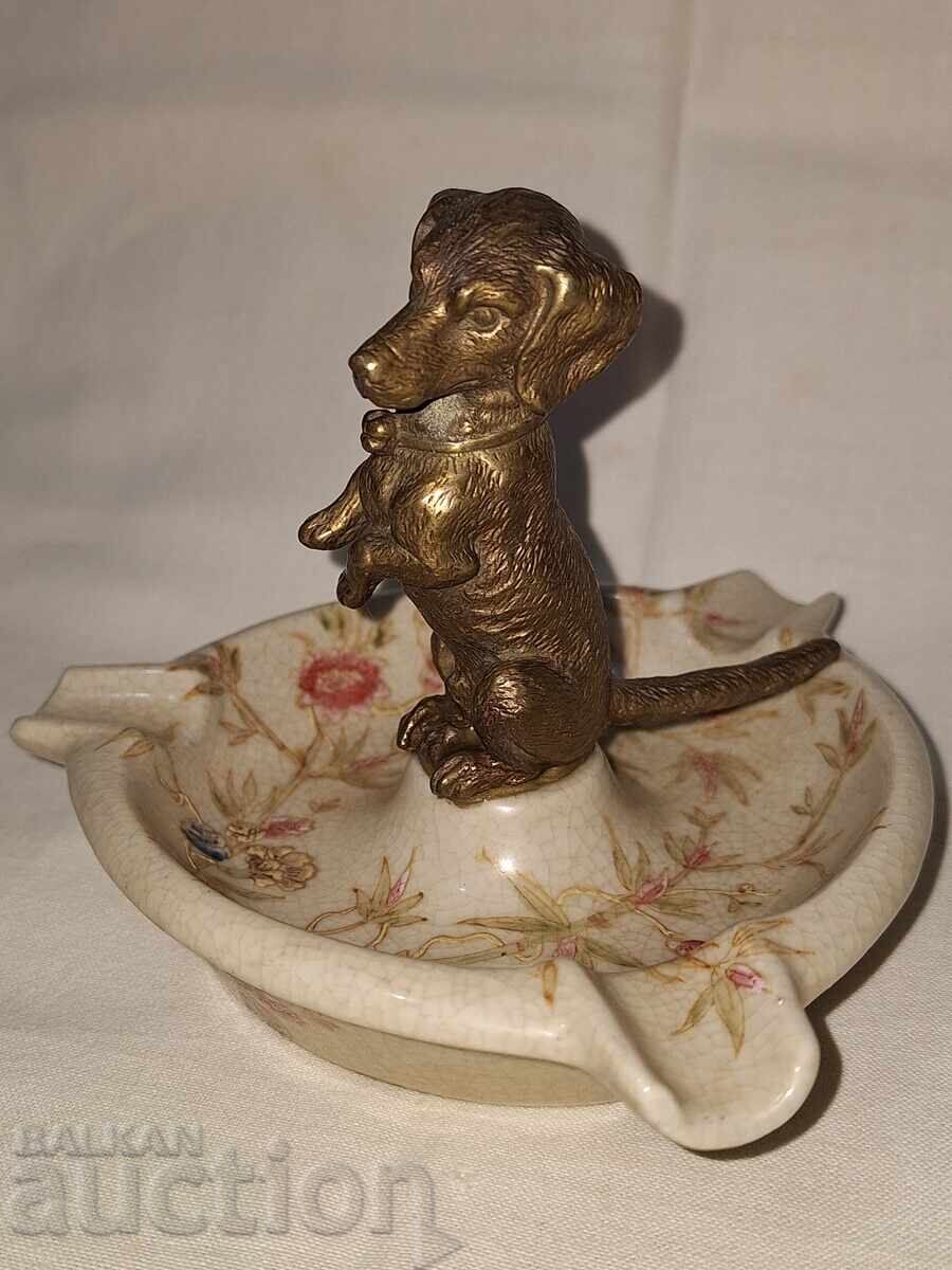 Cenușier vintage din porțelan cu figurină din bronz în formă de teckel