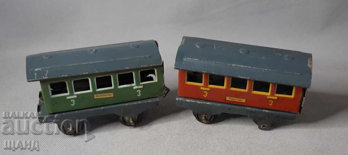 Licitație Jucărie veche germană din metal, vagon de pasageri, lot 2 bucăți Licitație Jucărie veche germană din metal, vagon de pasageri, lot 2 bucăți