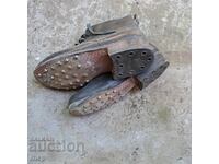 Παλιά στρατιωτικά άρβυλα με καρφιά