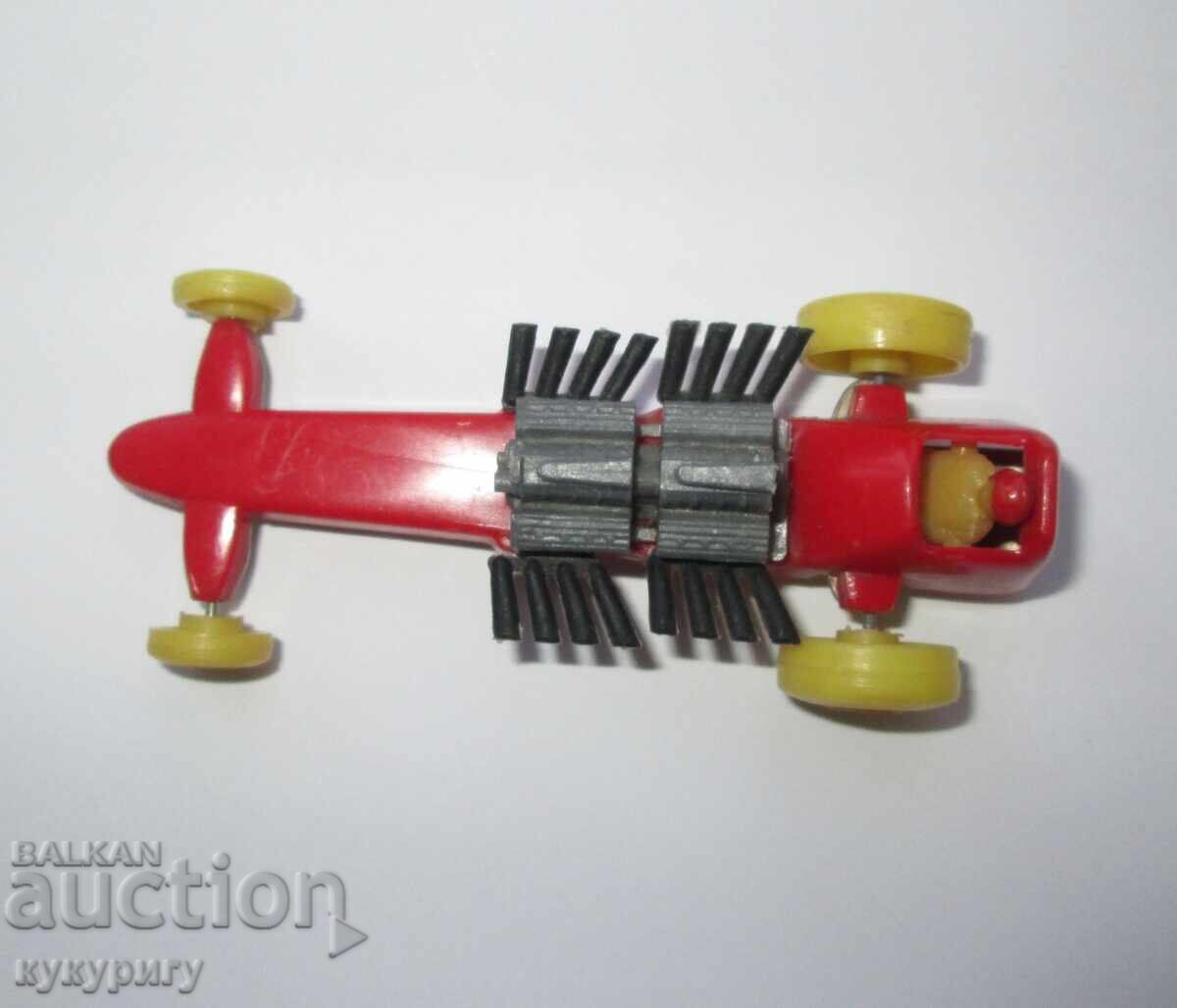 Veche jucărie socialistă pentru copii mașinuță de plastic dragster cu preț € 22.45 | 43.91 BGN Veche jucărie socialistă pentru copii mașinuță de plastic dragster cu preț € 22.45 | 43.91 BGN