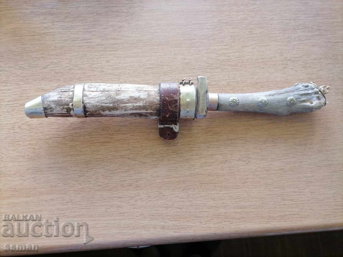 Hunting knife with horn handle and decorations