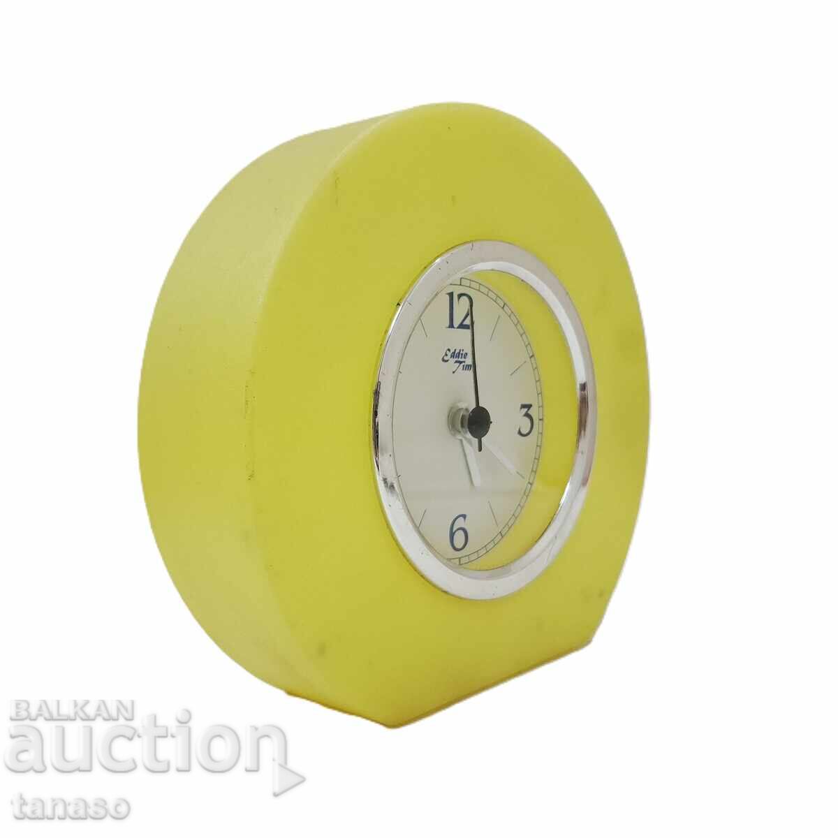 Ceas cu cuarț galben – de perete și de masă, 14×12×4 cm(5.2) cu preț € 8.00 | 15.65 BGN