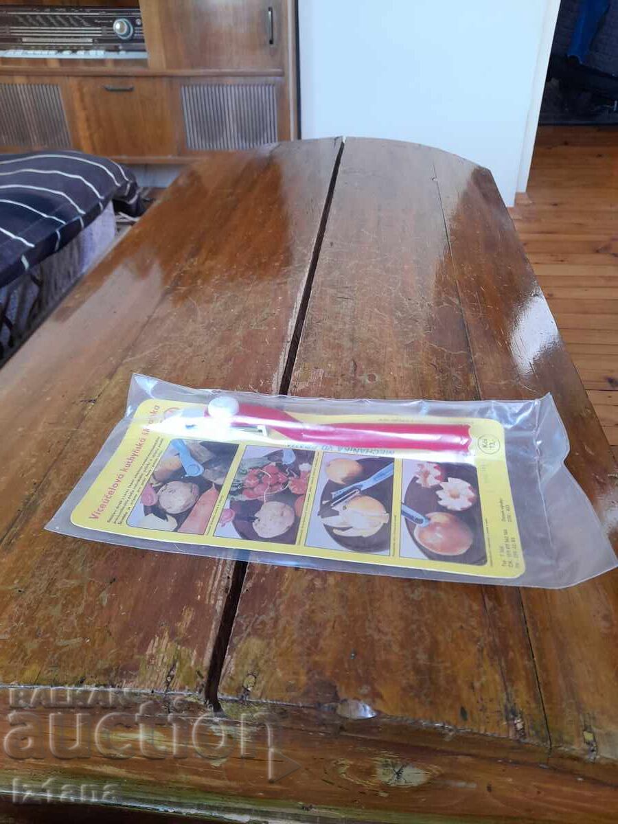 Unealtă veche de bucătărie pentru curățat, decojitor Unealtă veche de bucătărie pentru curățat, decojitor