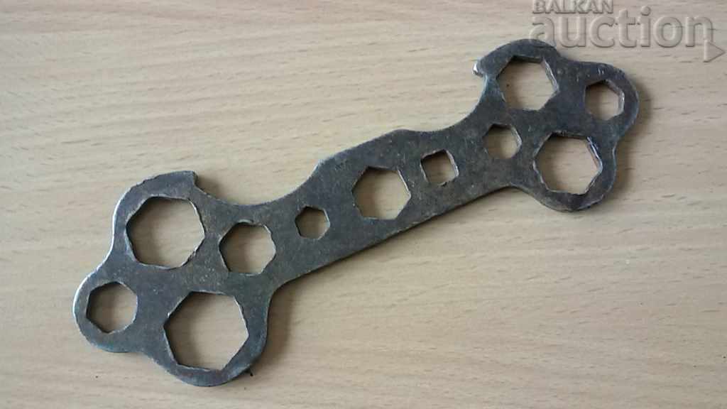 cheie combinată dintr-o roată de bicicletă de epocă
