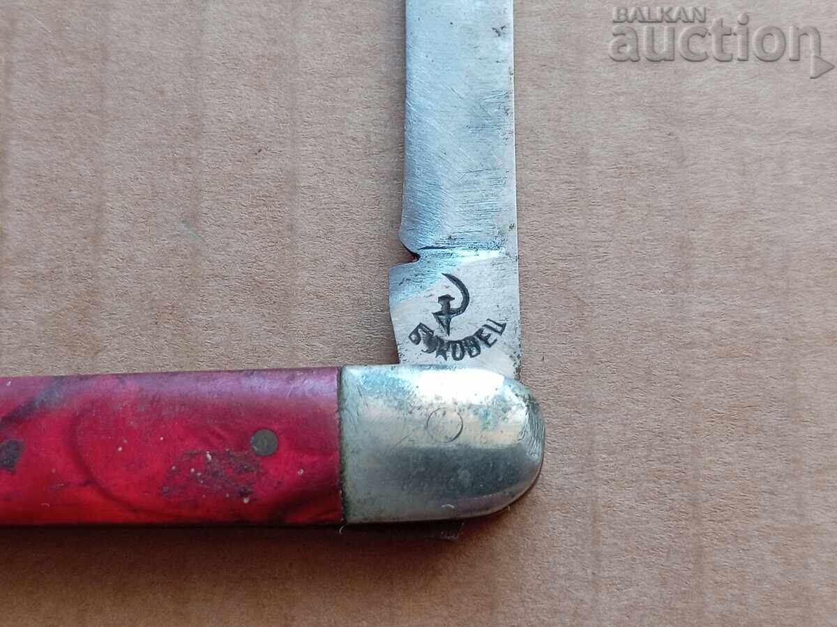 Παράδοση Ρετρό παλιό μαχαίρι με πόδι, δρεπάνι και σφυρί Μπούκοβετς για αποκατάσταση Παράδοση Ρετρό παλιό μαχαίρι με πόδι, δρεπάνι και σφυρί Μπούκοβετς για αποκατάσταση