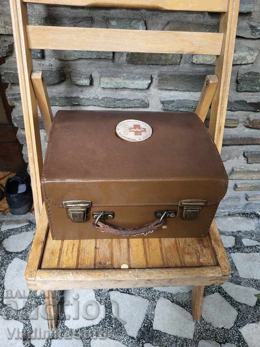 Δημοπρασία Vintage ιατρική τσάντα από τη σοσιαλιστική περίοδο με το αρχικό της περιεχόμενο