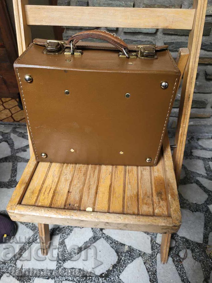Παράδοση Vintage ιατρική τσάντα από τη σοσιαλιστική περίοδο με το αρχικό της περιεχόμενο