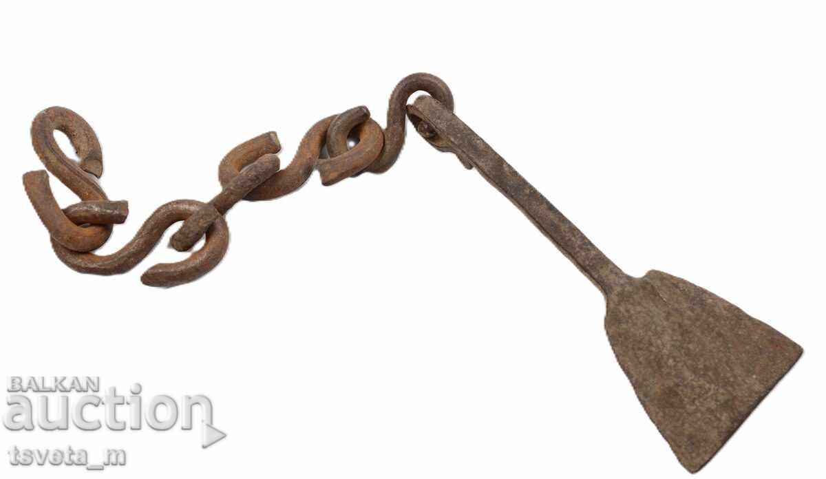 Αρχαίο σφυρί με αλυσίδα, σφυρηλατημένο σίδερο με τιμή € 4.00 | 7.82 BGN