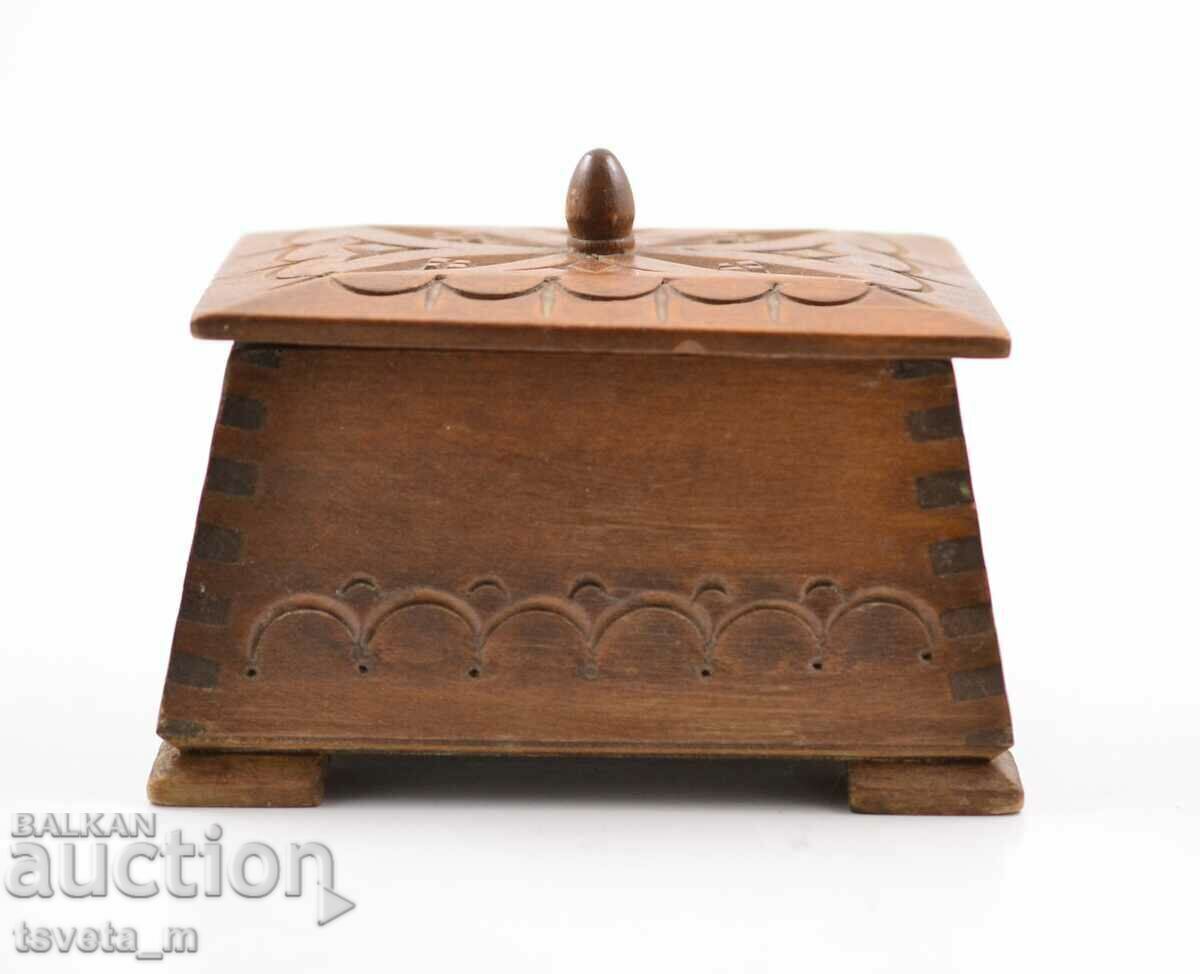 Cutie din lemn sculptat din nuc cu preț € 4.00 | 7.82 BGN Cutie din lemn sculptat din nuc cu preț € 4.00 | 7.82 BGN