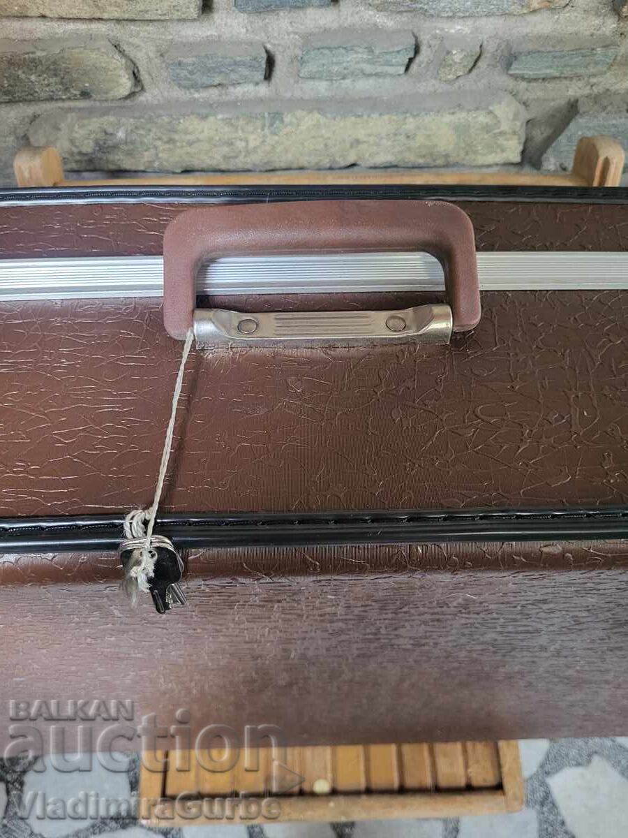 Valiză vintage mare din RPB – anii '70/'80, cu chei și cu preț € 80.00 | 156.47 BGN Valiză vintage mare din RPB – anii '70/'80, cu chei și cu preț € 80.00 | 156.47 BGN