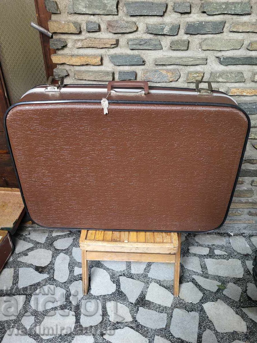 Valiză vintage mare din RPB – anii '70/'80, cu chei și Valiză vintage mare din RPB – anii '70/'80, cu chei și