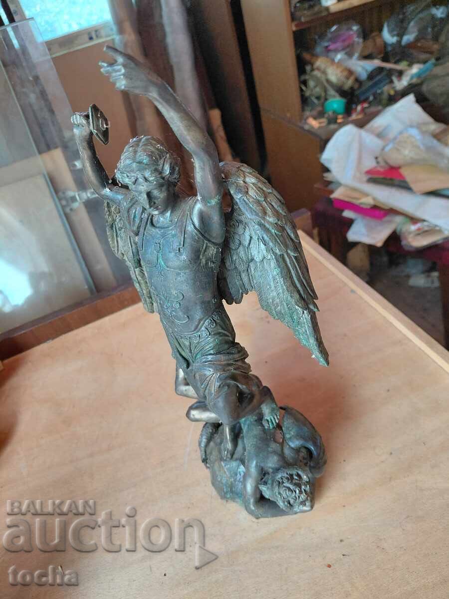 Figurină "victoria asupra răului" cu preț € 12.20 | 23.86 BGN