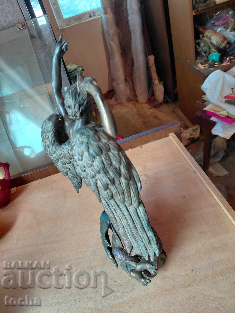 Livrarea Figurină "victoria asupra răului"