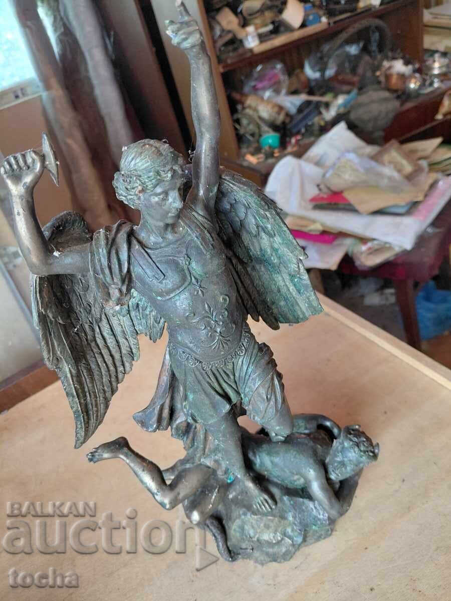 Figurină "victoria asupra răului"