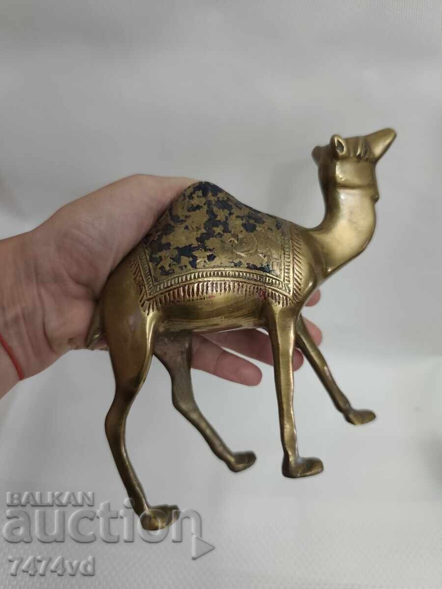 Masivă figurină din bronz masiv reprezentând o cămilă cu preț € 50.00 | 97.79 BGN