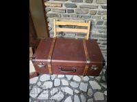 Valiză retro veche cu finisaje din lemn – valiză vintage pentru decor