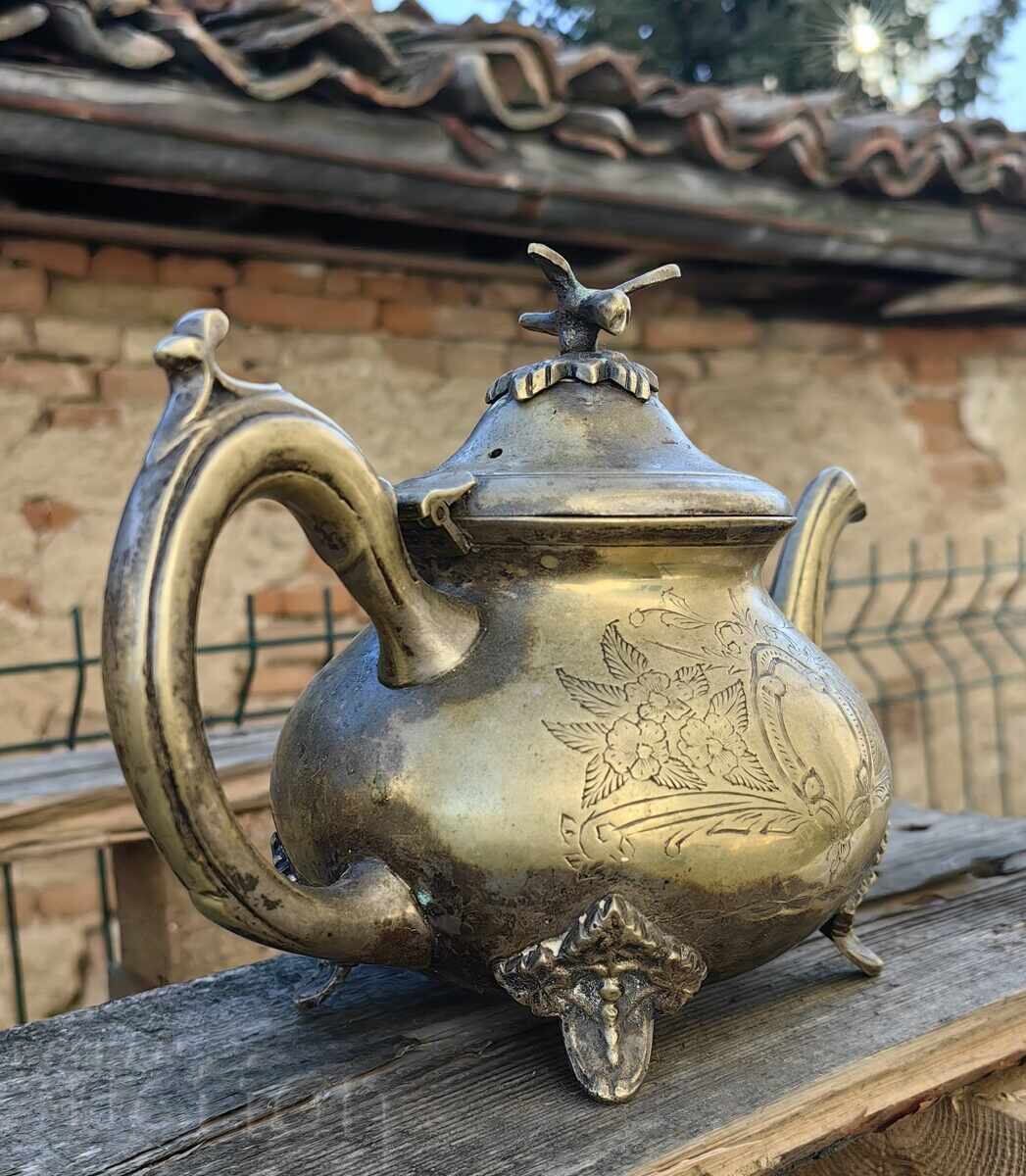 VECHI CEAINIC MASIV DIN METAL CU O PASĂRE PE CAPAC cu preț € 9.00 | 17.60 BGN VECHI CEAINIC MASIV DIN METAL CU O PASĂRE PE CAPAC cu preț € 9.00 | 17.60 BGN