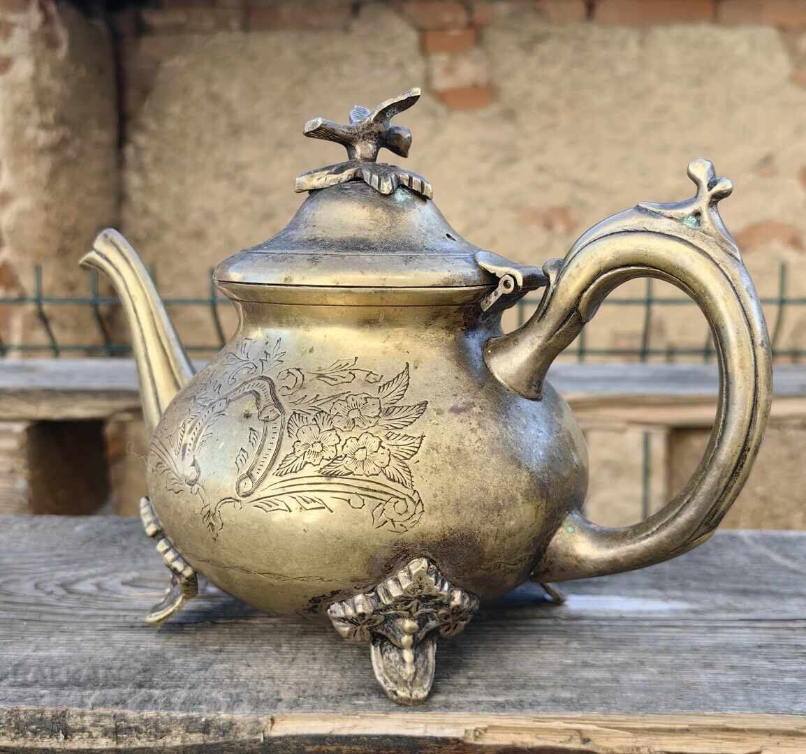 Licitație VECHI CEAINIC MASIV DIN METAL CU O PASĂRE PE CAPAC Licitație VECHI CEAINIC MASIV DIN METAL CU O PASĂRE PE CAPAC