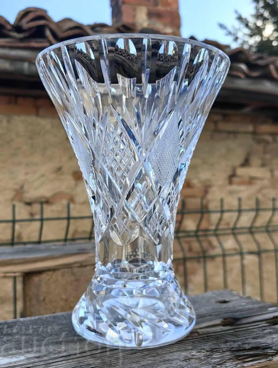 VAZĂ VECHE DIN CRISTAL, ÎN STARE BUNĂ cu preț € 7.00 | 13.69 BGN