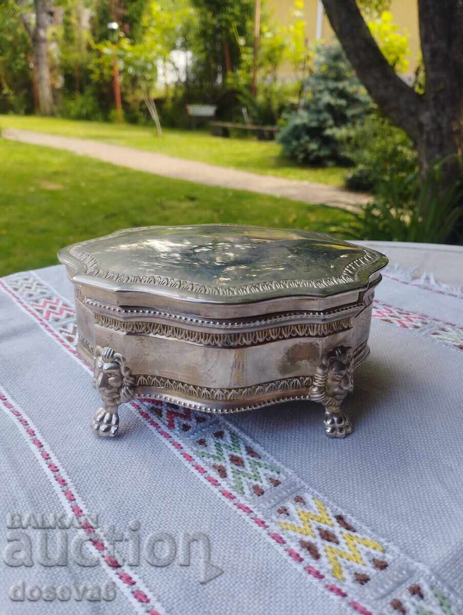 Cutie de bijuterii cu picioare de leu – execuție rafinată