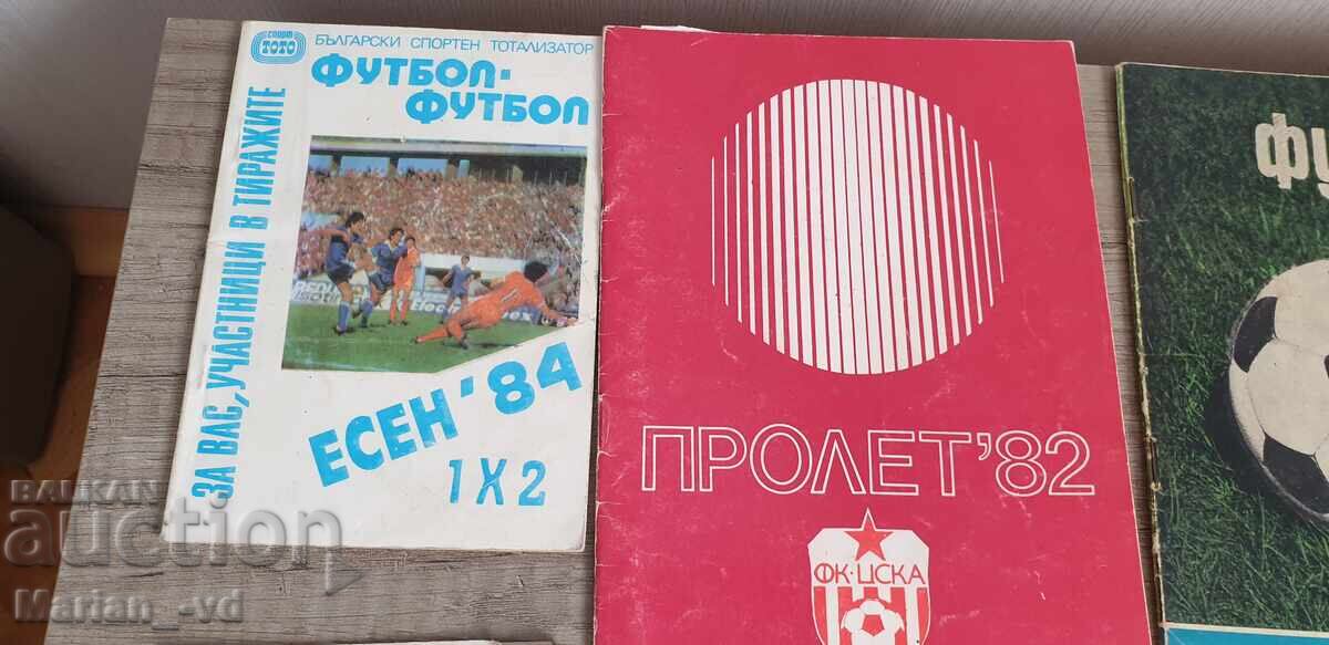 Лот стари футболни програми с цена € 60.00 | 117.35 лв.