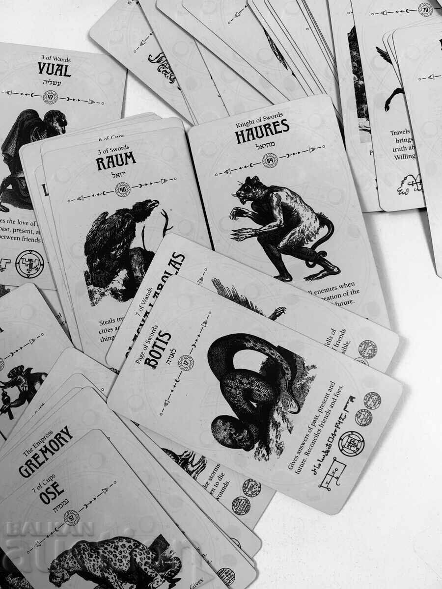 CĂRȚI DE TAROT OCULTE CU BROȘURĂ ȘI CUTIE - PROBABIL NEFOLOSITE cu preț € 5.00 | 9.78 BGN