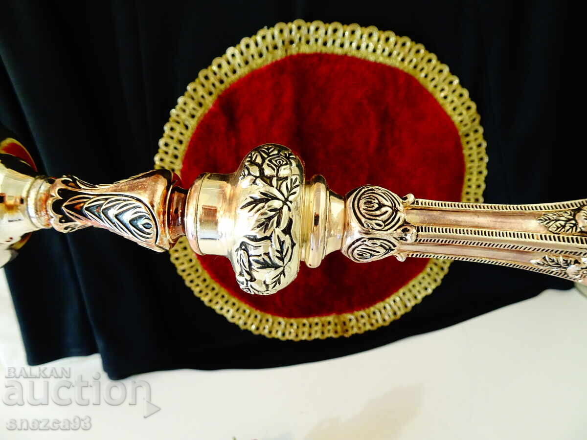 Livrarea Sfeșnic argintat, trandafiri, ornamente, 36 cm, 1 kg Livrarea Sfeșnic argintat, trandafiri, ornamente, 36 cm, 1 kg