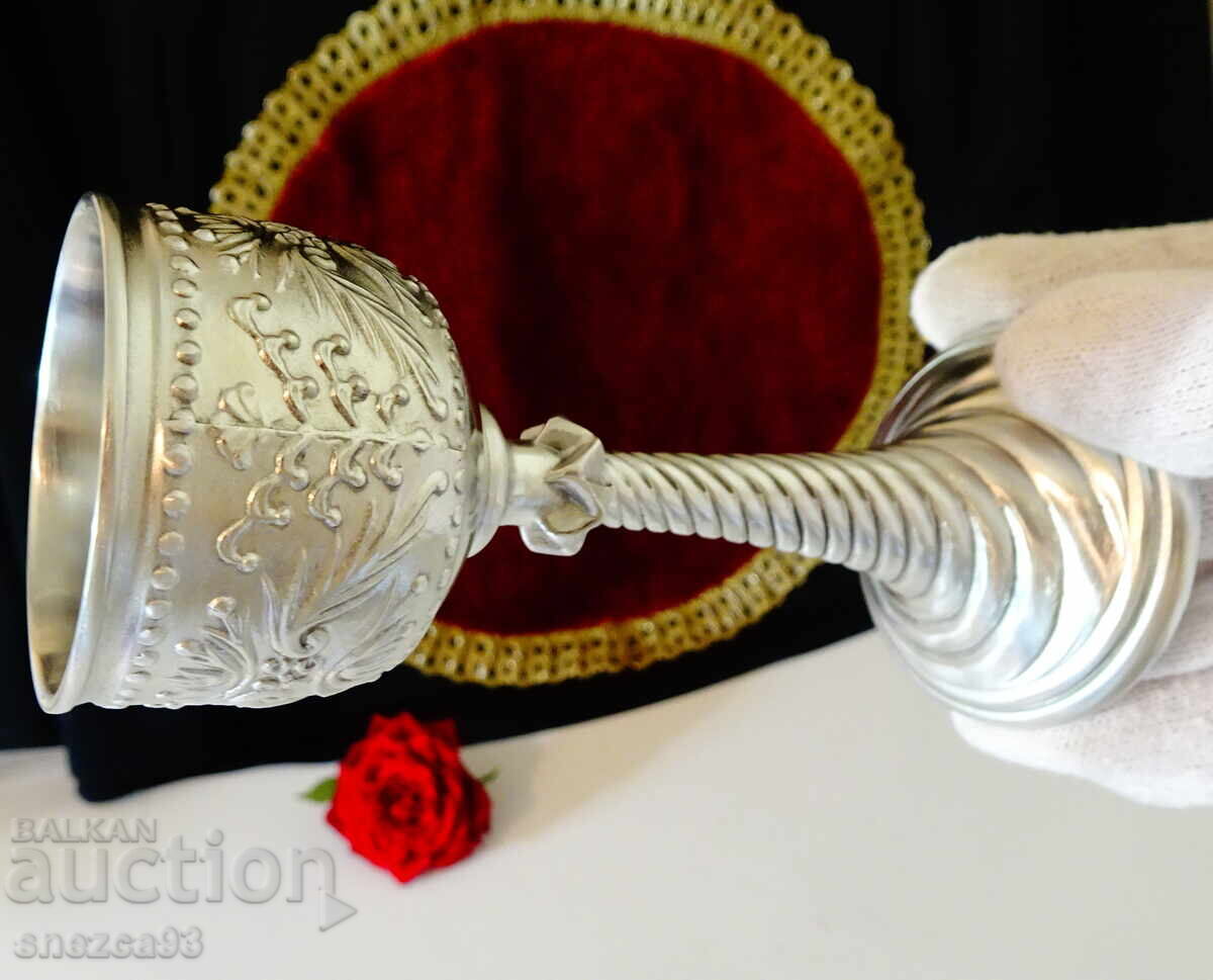 Cupă din cositor pe picior cu ornamente vikinge - 6