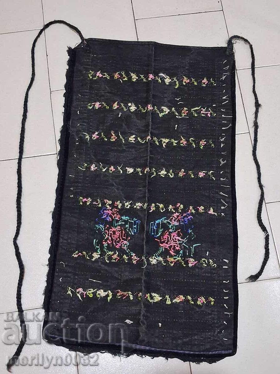 Livrarea Șorț vechi țesut manual cu broderie, costum