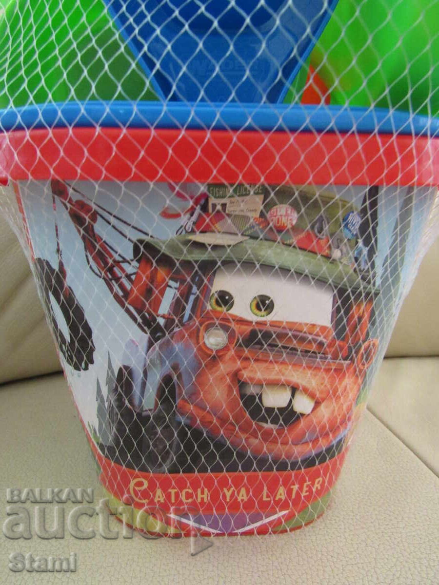 Găletușă din plastic cu forme de nisip DISNEY cu Mașini (Cars) cu preț € 5.00 | 9.78 BGN Găletușă din plastic cu forme de nisip DISNEY cu Mașini (Cars) cu preț € 5.00 | 9.78 BGN