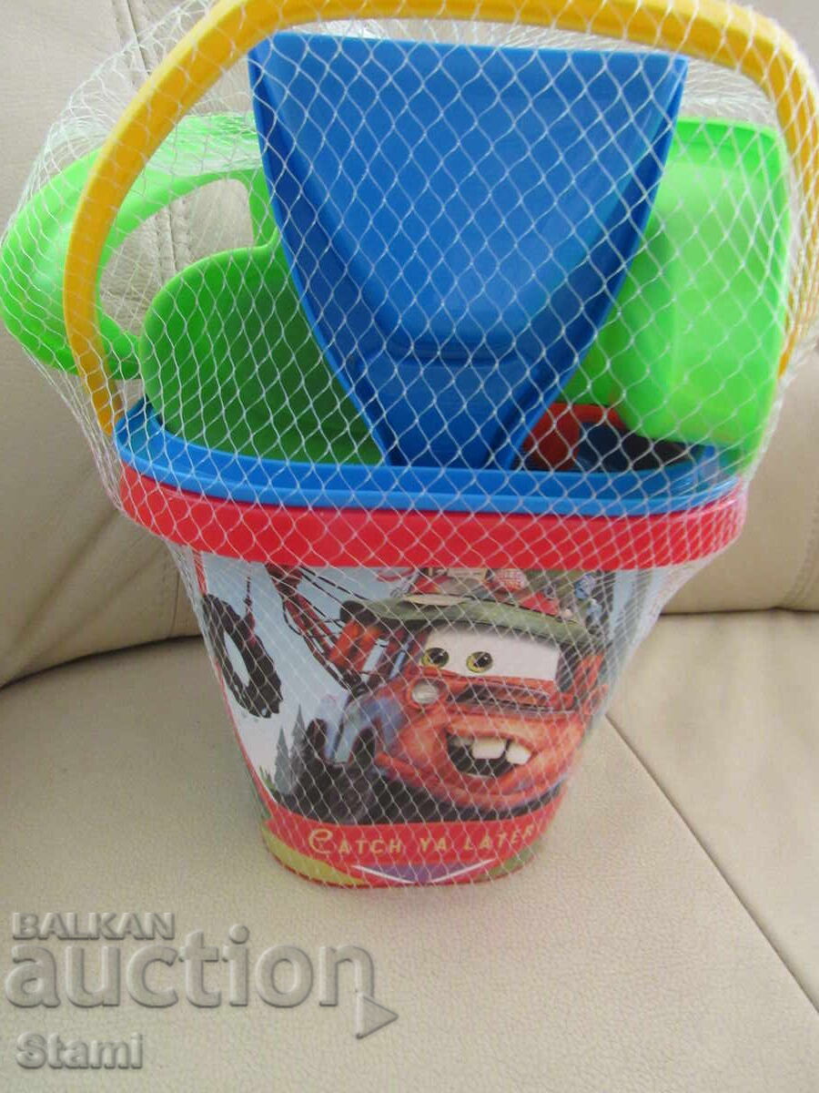 Găletușă din plastic cu forme de nisip DISNEY cu Mașini (Cars) Găletușă din plastic cu forme de nisip DISNEY cu Mașini (Cars)
