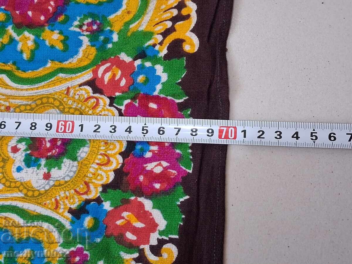 Față de masă veche cu imprimeu colorat, batic cu preț € 23.99 | 46.92 BGN