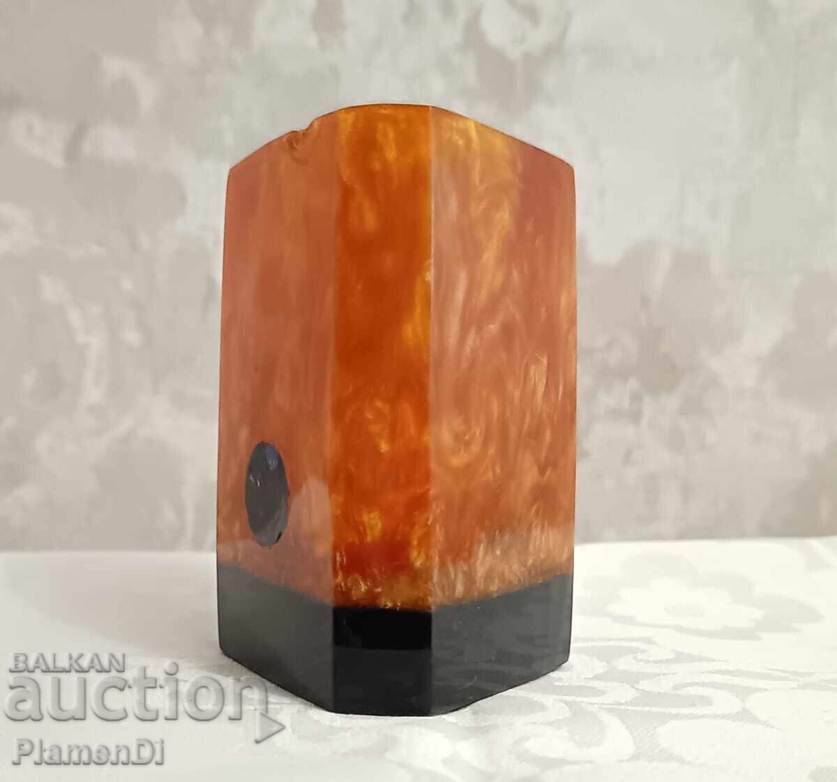 Suport de creioane/vază vintage din Catalin Bakelite Lava Flow cu preț € 9.00 | 17.60 BGN