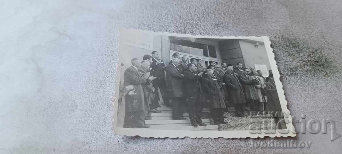 Fotografie Lipnița Bărbați pe scările din fața primăriei 1968 Fotografie Lipnița Bărbați pe scările din fața primăriei 1968