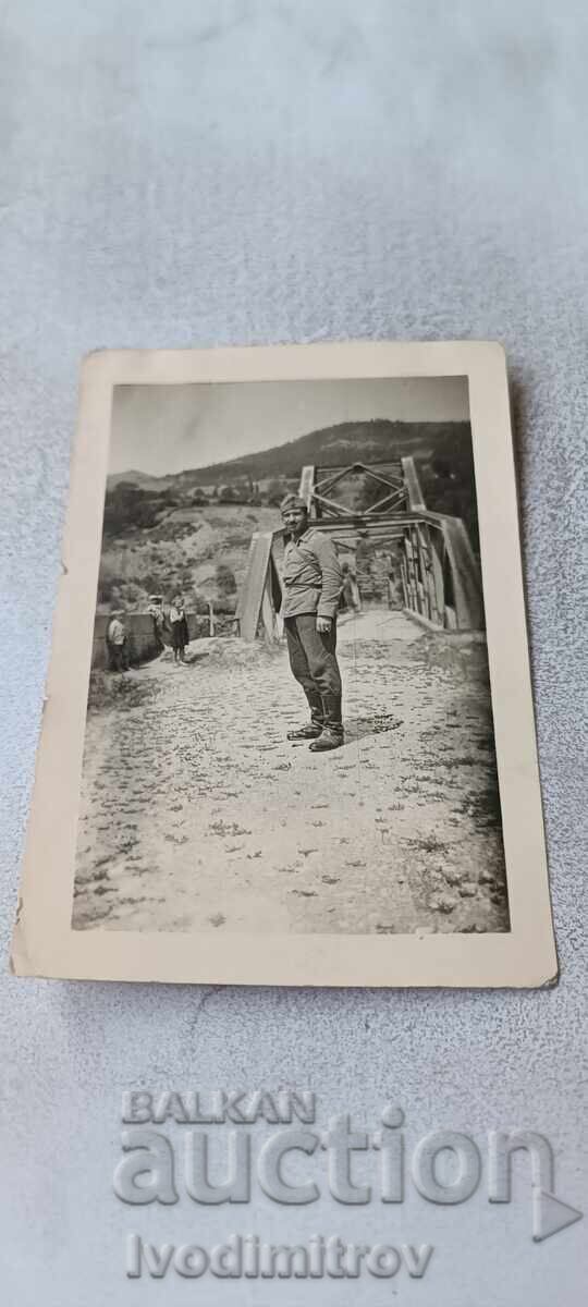 Fotografie soldat în fața unui pod feroviar Fotografie soldat în fața unui pod feroviar