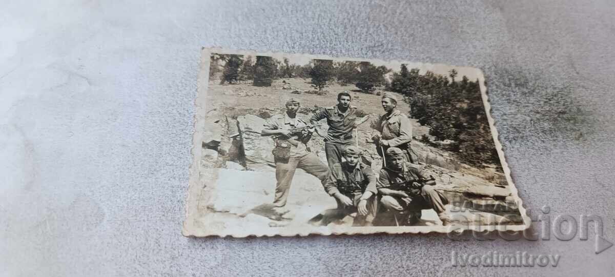 Fotografie Cinci soldați cu pistoale automate AK 47 Fotografie Cinci soldați cu pistoale automate AK 47