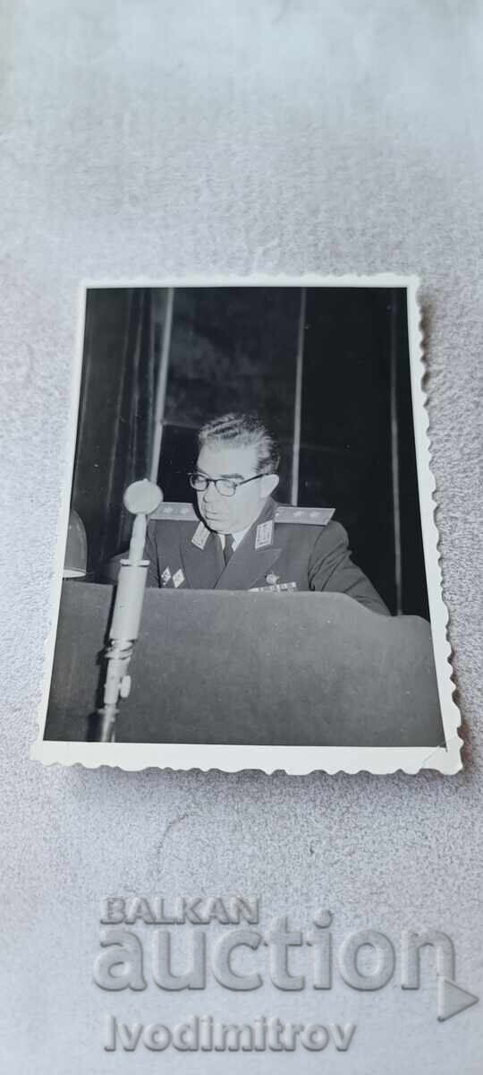 Fotografie General-locotenent la tribună
