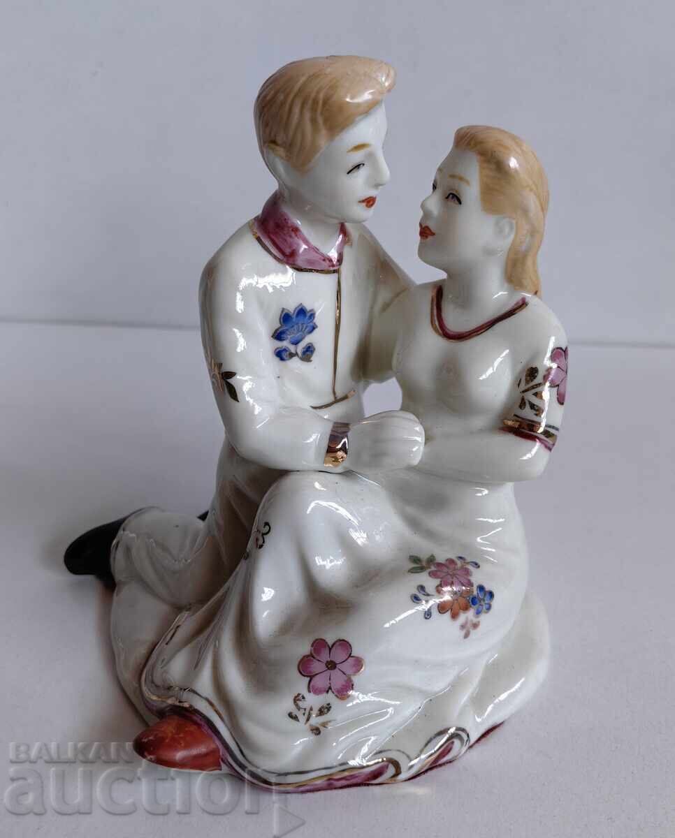 FIGURINĂ DIN PORȚELAN STATUETĂ CUPLU ÎNDRĂGOSTIT SĂNĂTOS cu preț € 9.00 | 17.60 BGN FIGURINĂ DIN PORȚELAN STATUETĂ CUPLU ÎNDRĂGOSTIT SĂNĂTOS cu preț € 9.00 | 17.60 BGN