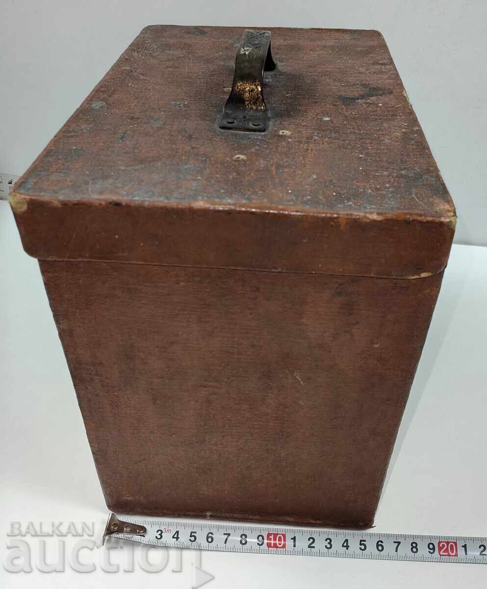 Auction  OLD LARGE WOODEN BOX LOCK WITHOUT KEY SUITCASE CHEST