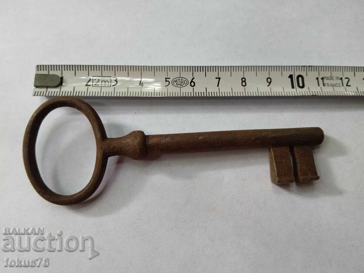 Auction Old large iron key for gate latch lock door 4 Auction Old large iron key for gate latch lock door 4