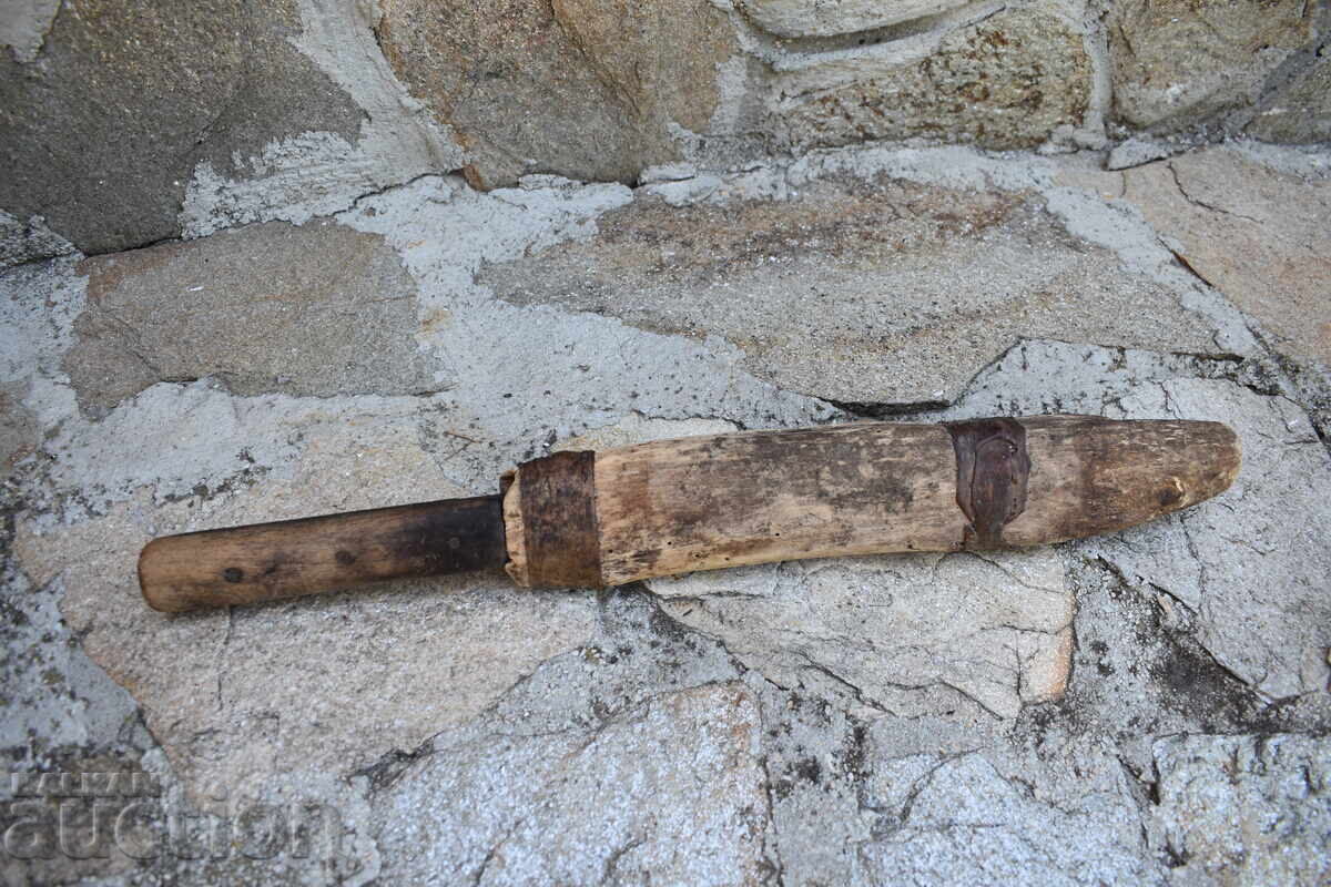 Un cuțit vechi Un cuțit vechi